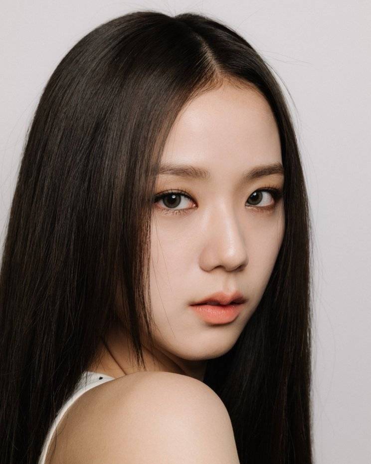 jisoo拍美妆品牌最新宣传照黑色长发女神范儿十足