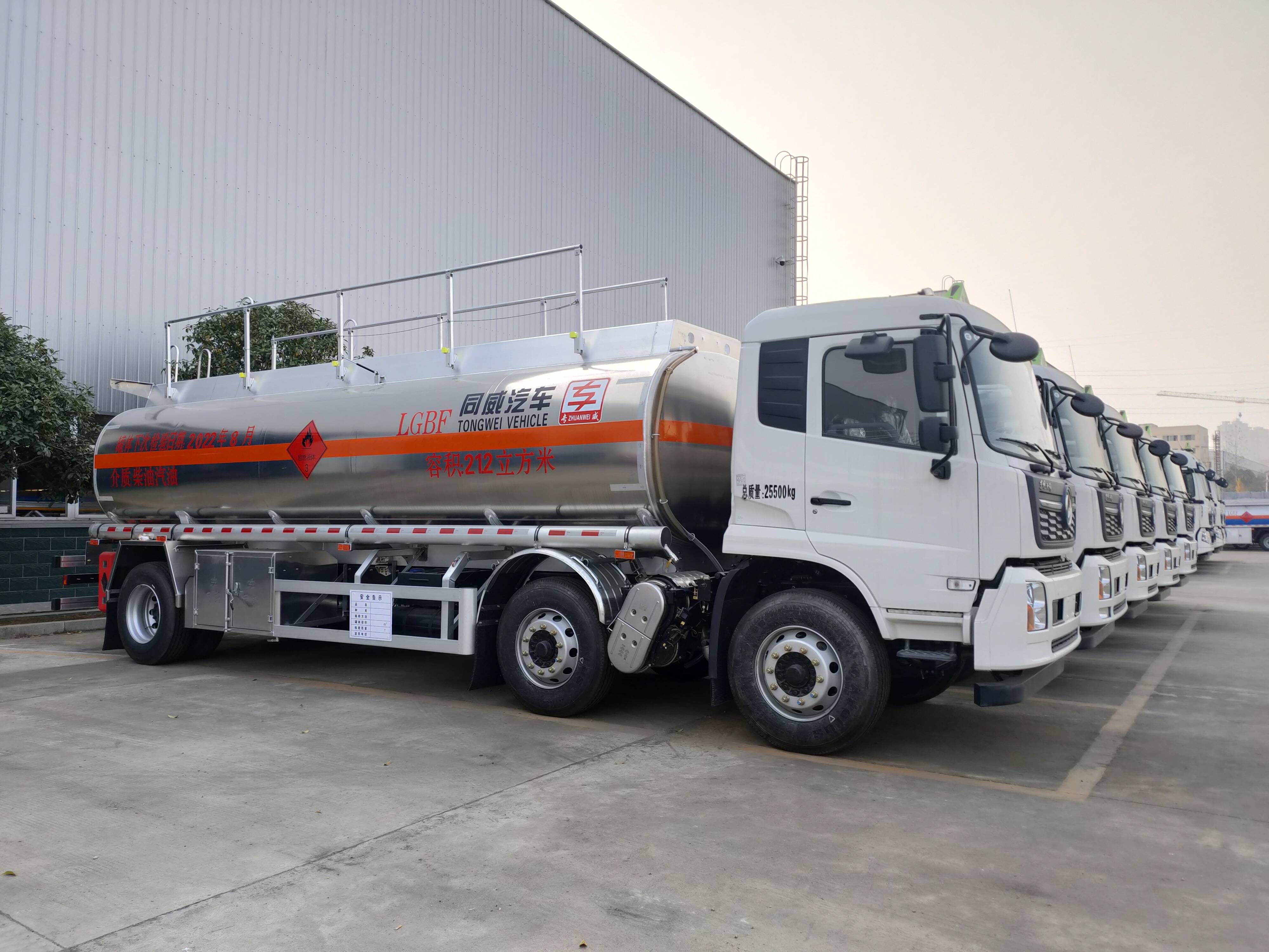 2方铝合金油罐车 运油车,这款车目前是东风中型油罐车里面的扛把子