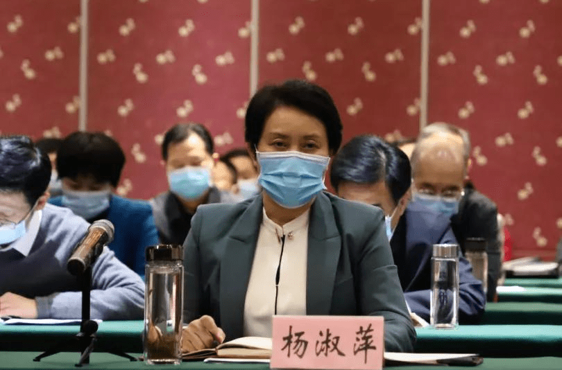 杨淑萍代表市政府就2020年履行教育职责情况和2021年教育重点工作进展