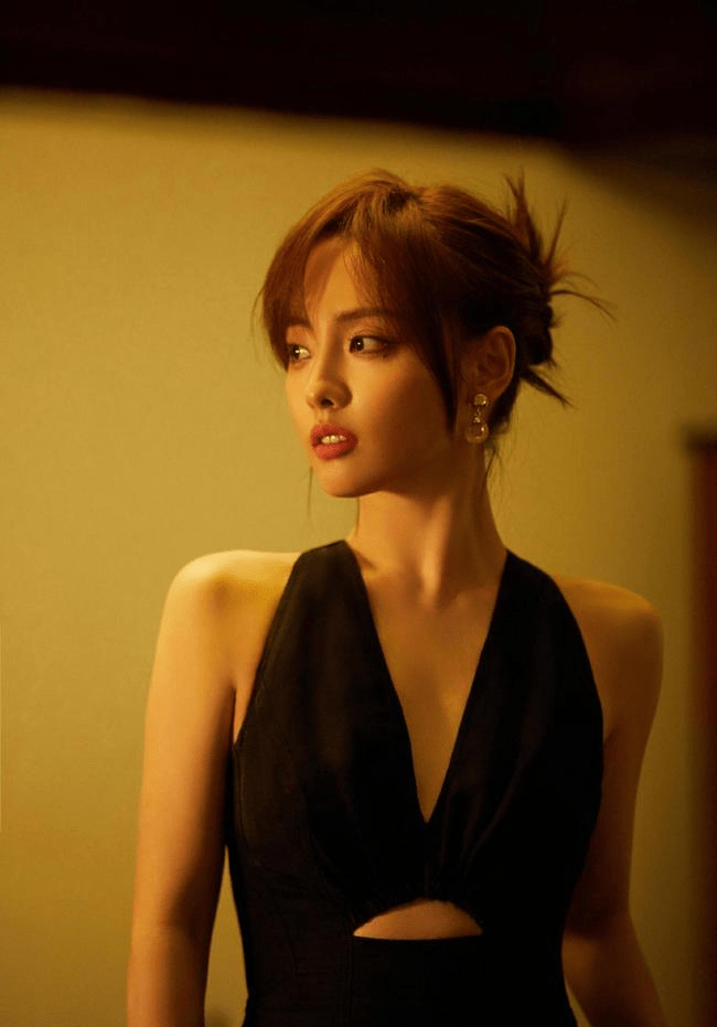 黑色 张嘉倪是很标准的“浓颜系”美女