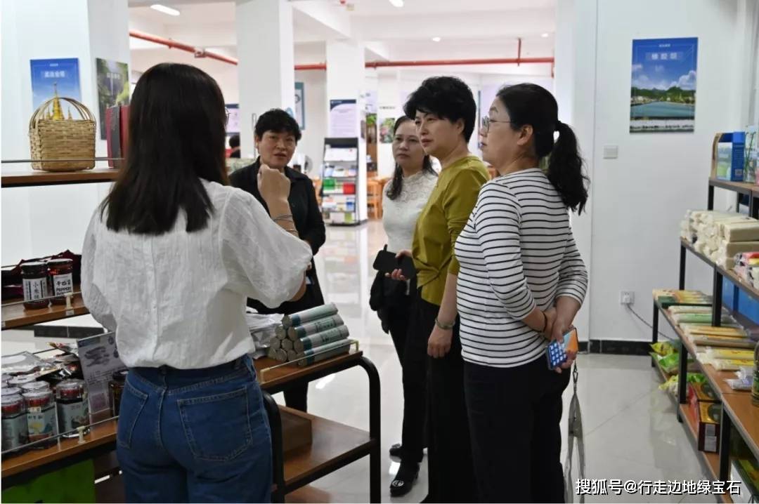 上海市黄浦区教育局专家讲学团一行11人参观孟连县电子商务公共服务中心