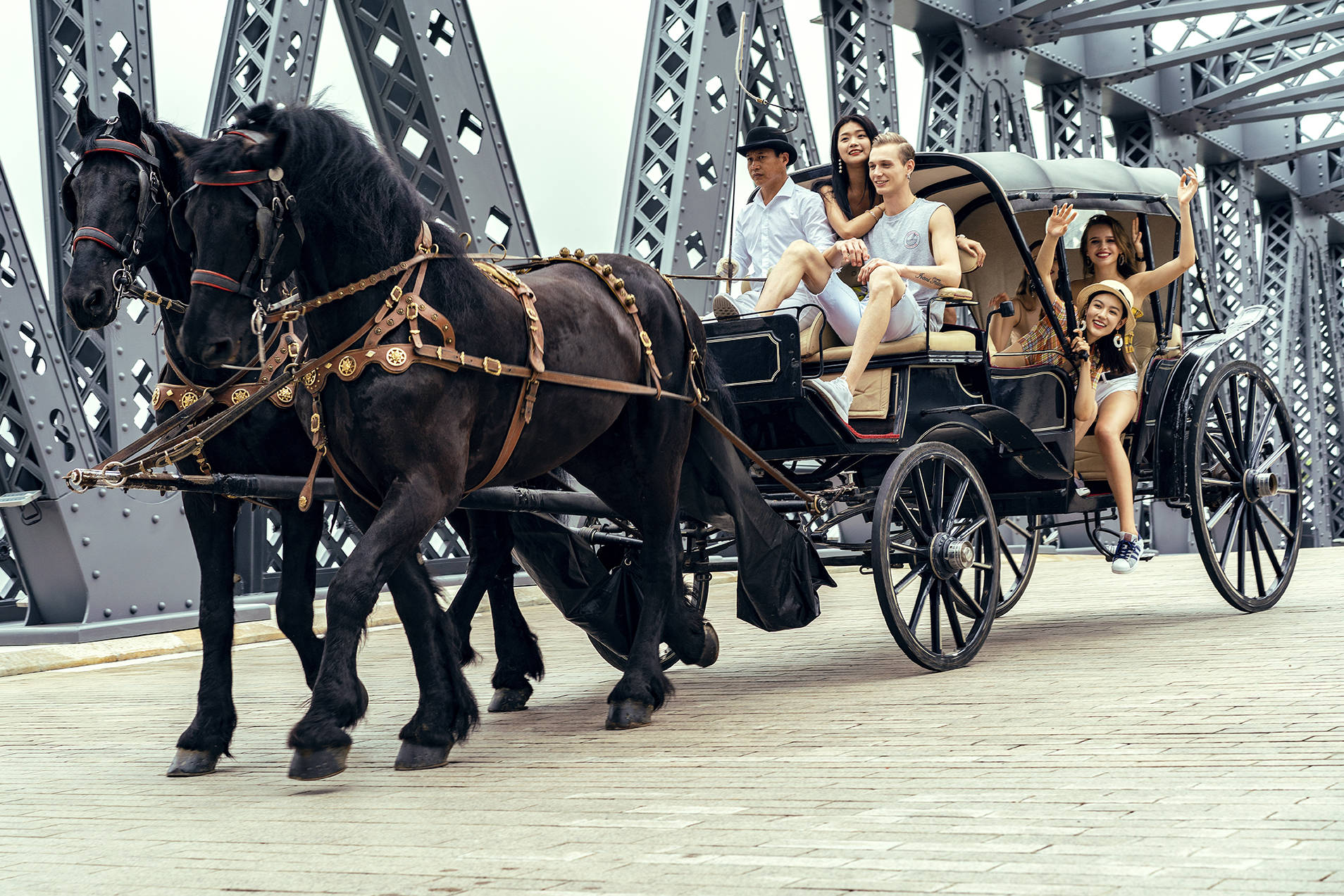 电影《龙马精神》“东方威尼斯”杀青，海澜飞马水城引众星打卡游览