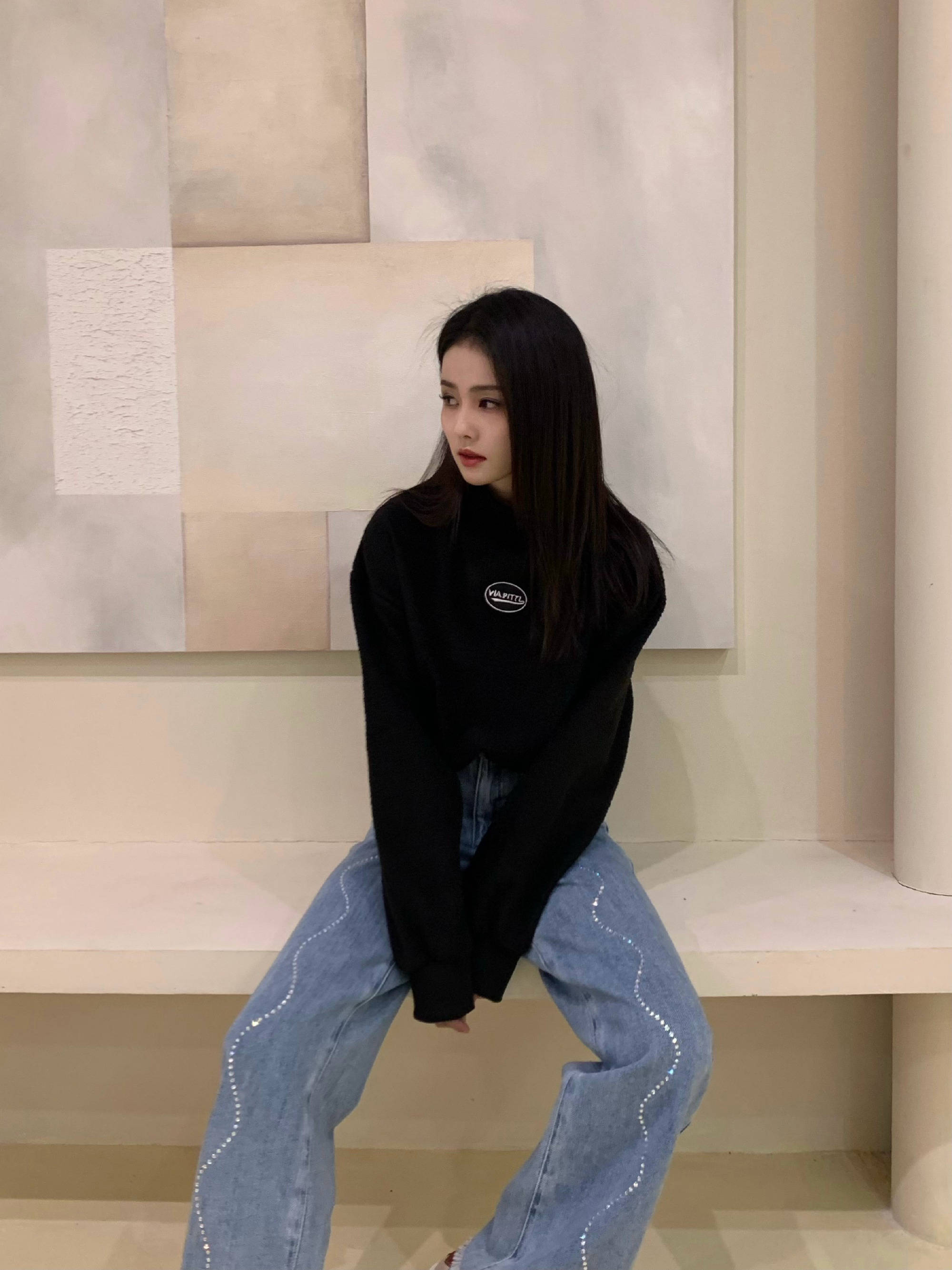 白鹿晒冬日氛围照 穿纯黑卫衣牛仔裤变身酷飒少女