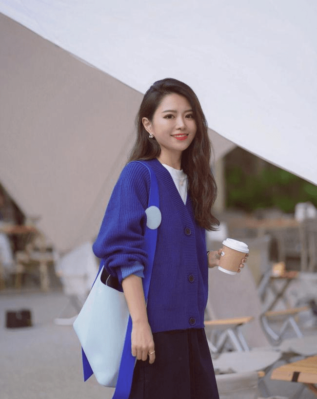 美眉 搭配白色的内搭会起到不错的调和作用