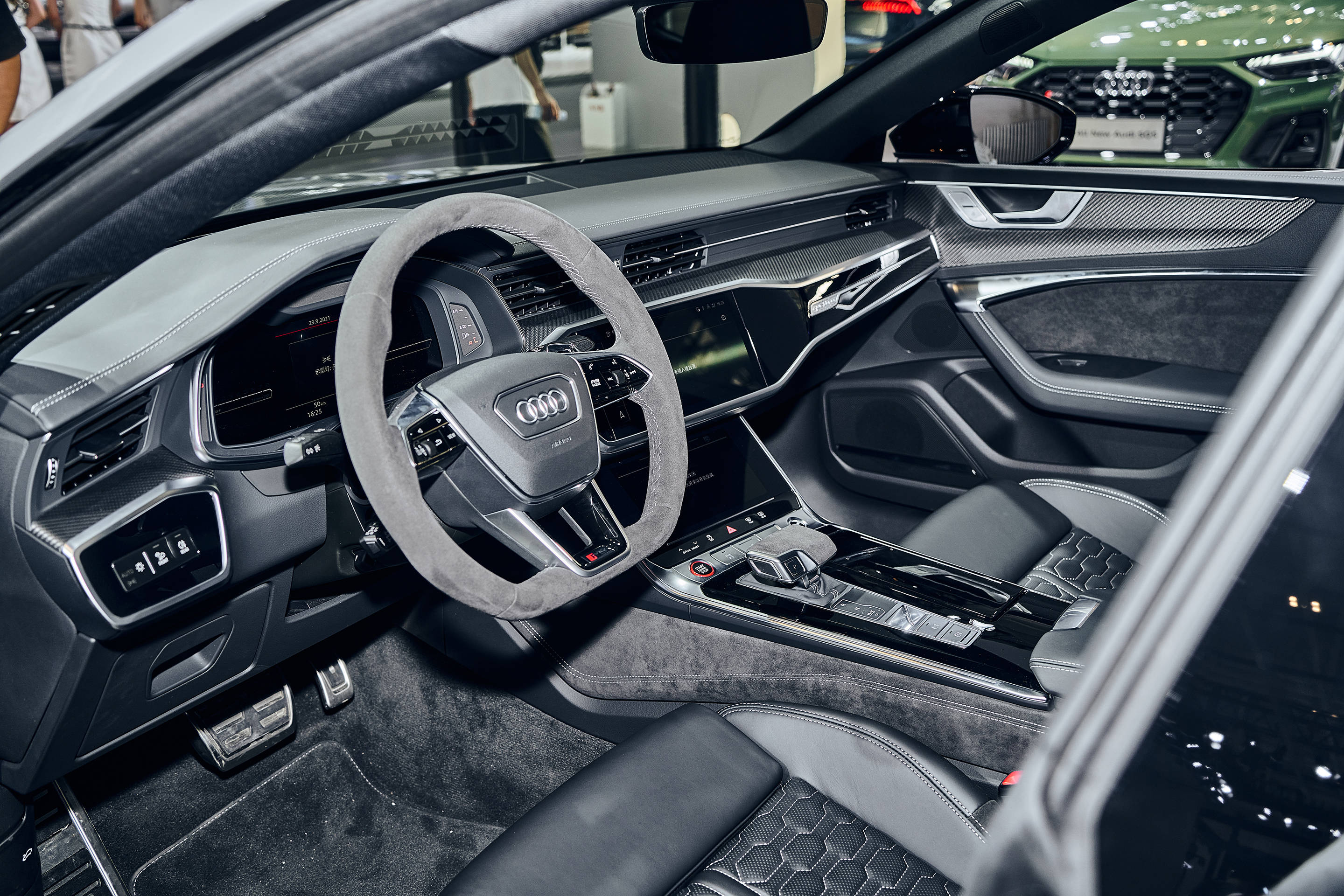 来到车内看看,中控台上下两个触摸屏将奥迪经典的科技风格贯彻得淋漓