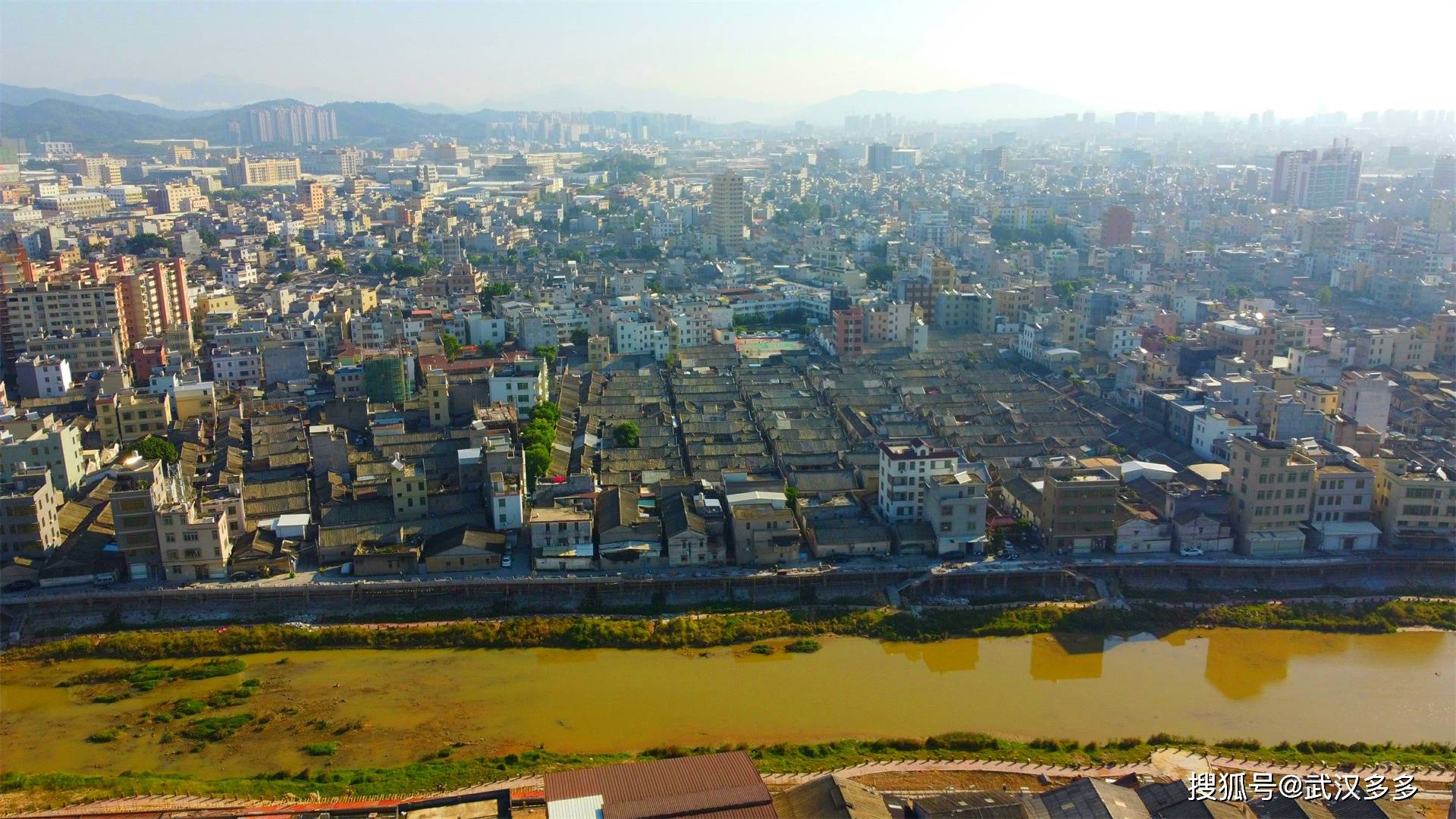 潮州陈氏有庆堂族谱记载,有进士,贡生,举人18人,寨中现有进士第一座