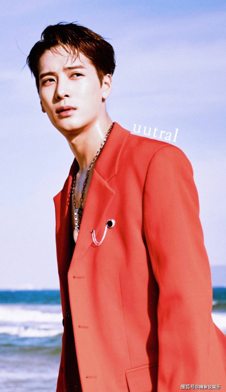 王嘉尔红色西装真空上阵泳池大片演绎肌肉线条人鱼王子登场