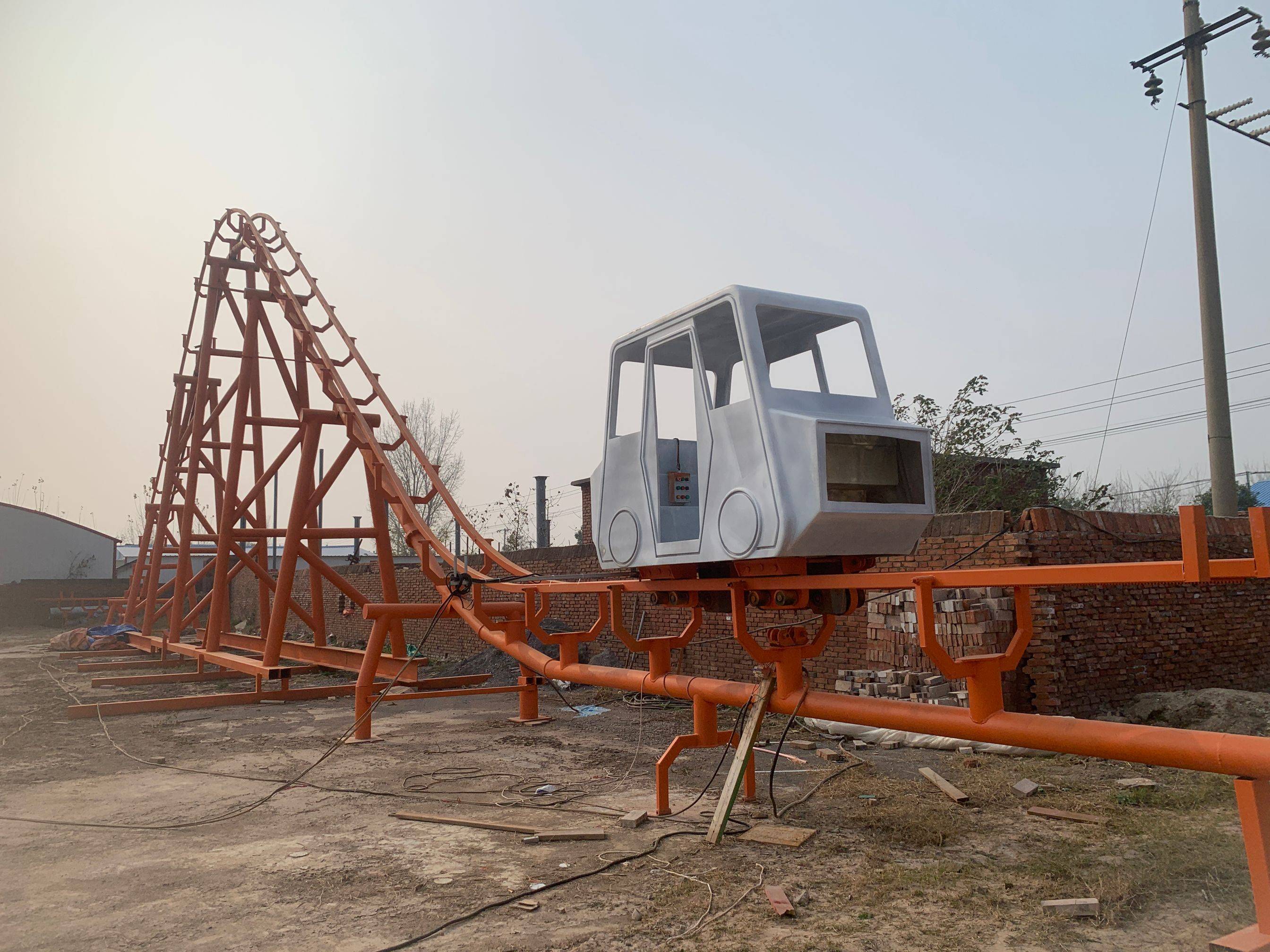 景区山地爬坡轨道车采用链轮齿条驱动,扭力大,输出平稳,能在坡度±70%