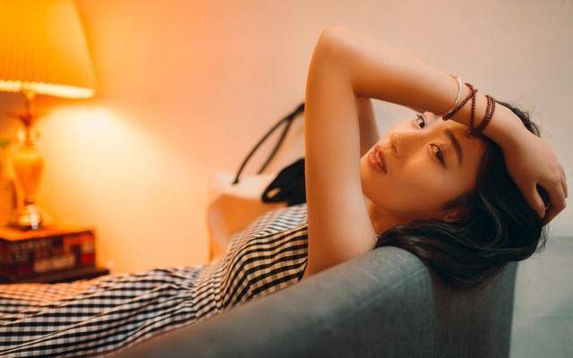 她一下子倒在了我的怀里 我扛起双腿进去她的身体疯狂律动