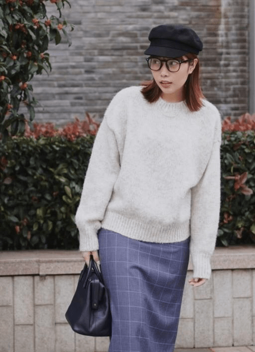 个性 格纹半身裙结合了蓝色，温柔舒适的蓝色给人的感觉比较清爽