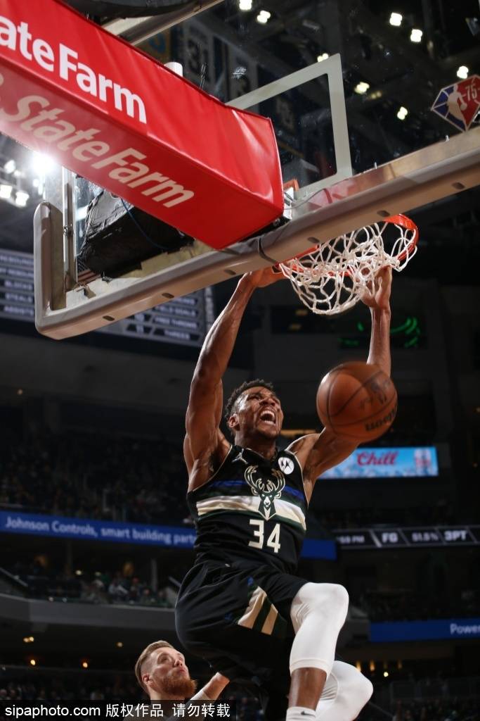 雄鹿队全场投中19记三分球,"字母哥"扬尼斯-阿德