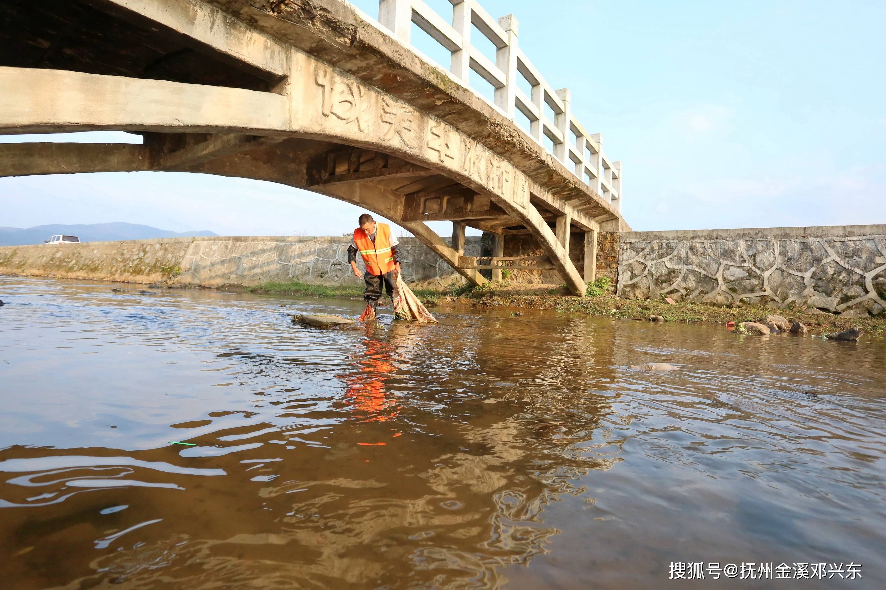 江西金溪:清理河道 守护碧水(组图)