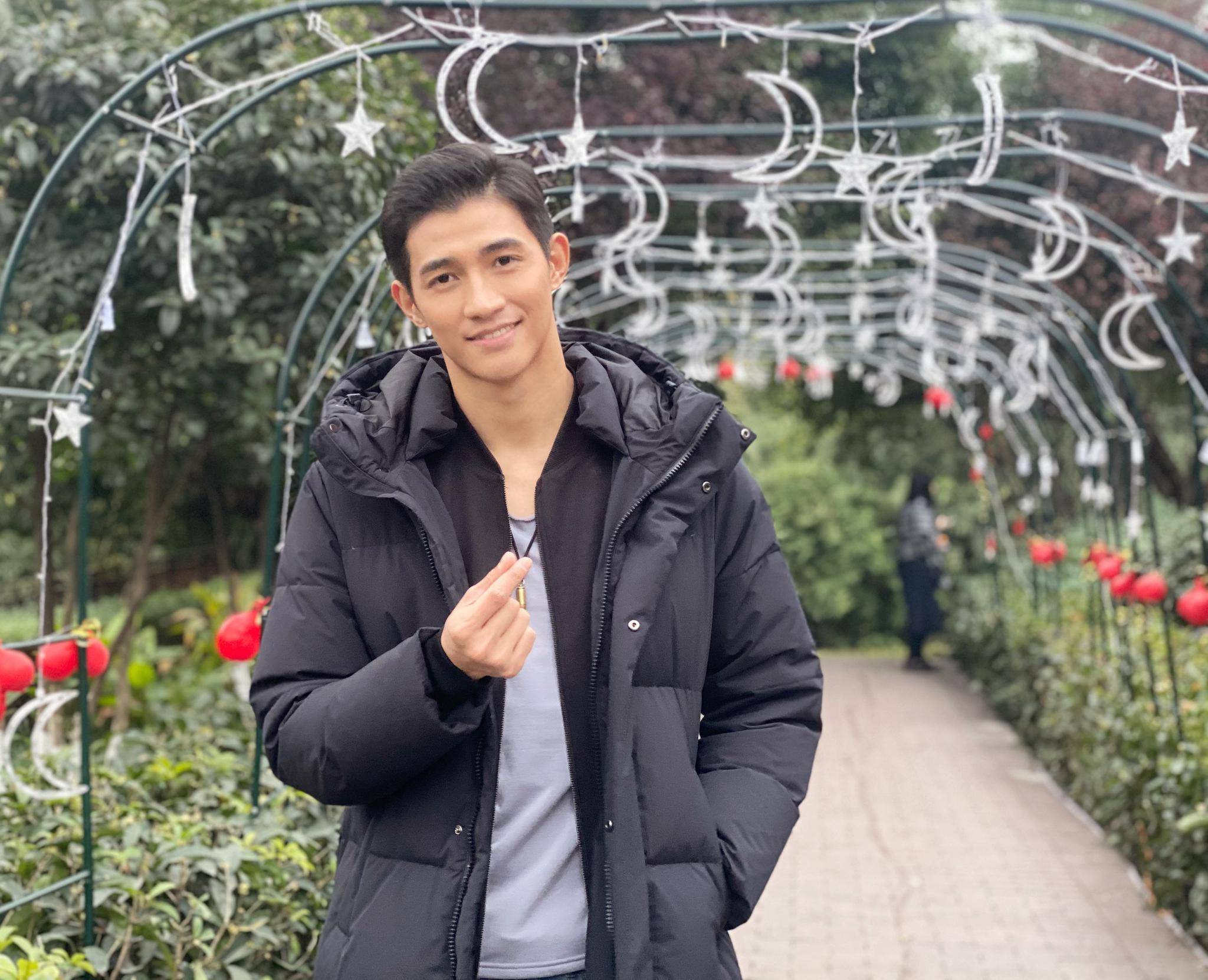 2013年,在古装神剧《天天有喜》中饰演"千羽鹤"被人熟知,随后又出演了