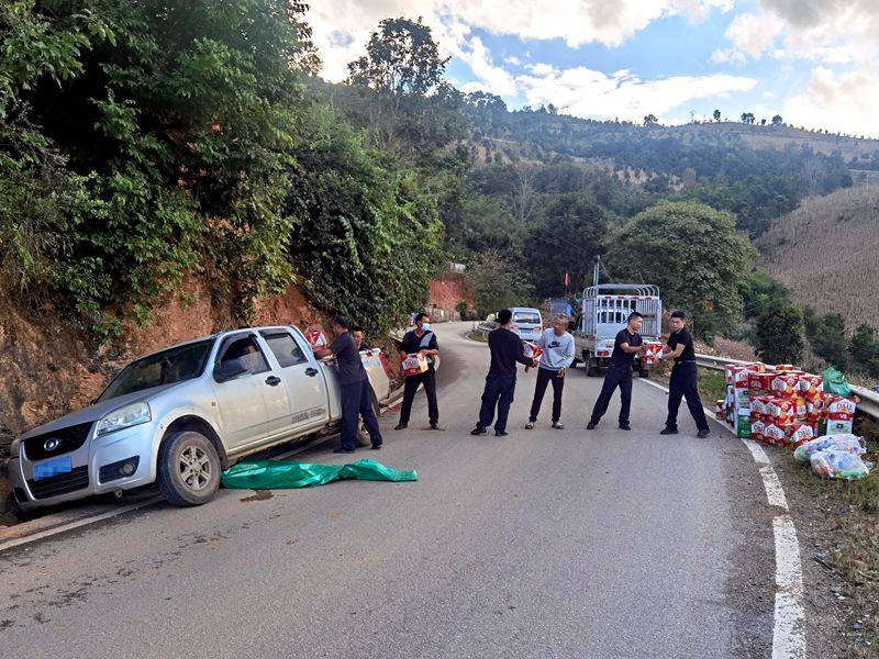 云南临沧:车辆打滑陷入沟渠 警民携手救助脱困