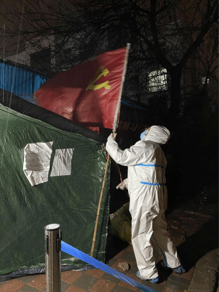 風雨飄搖裡,黨旗屹然挺立