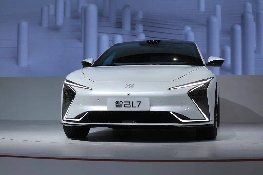 自从上海车展后,智己l7在3,000名年轻,智慧且能洞