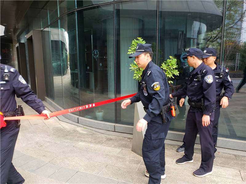 法警拉好警戒线