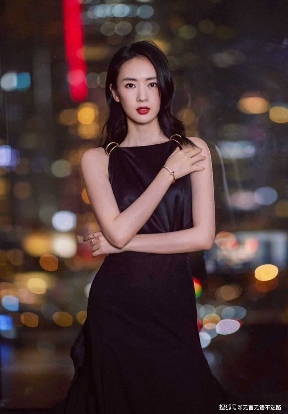 女王 童瑶，黑色长裙，优雅大气