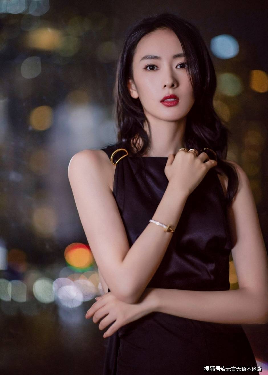 女王 童瑶，黑色长裙，优雅大气