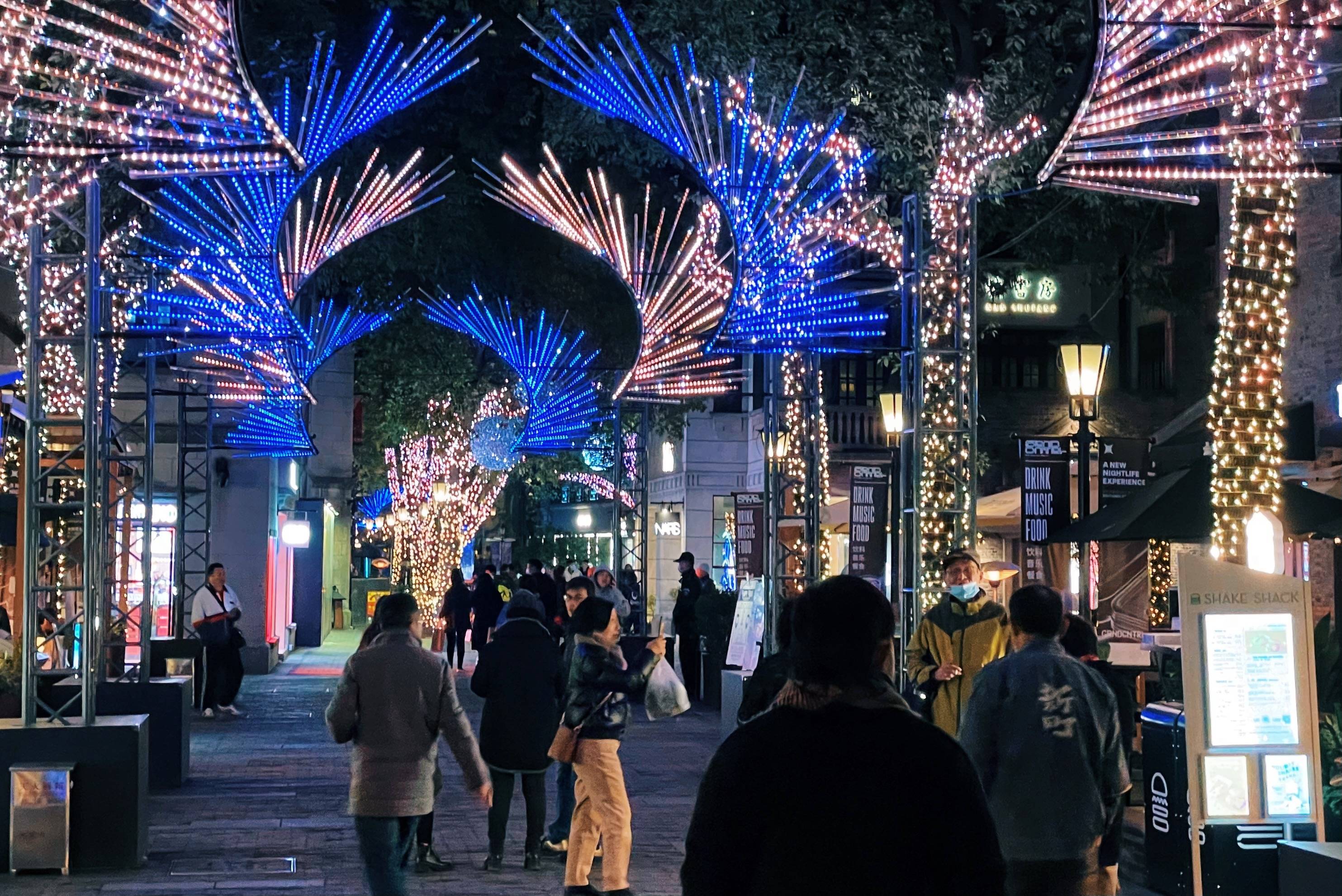 上海新天地"新球漫游,创想未来"