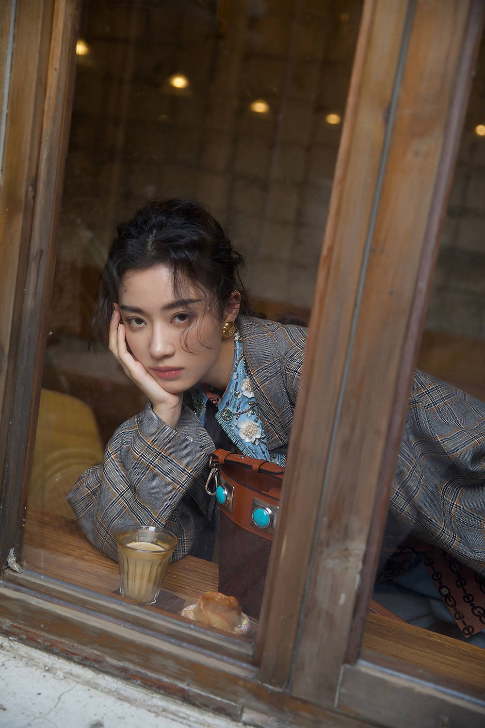 近日,演员孙佳雨发布一则写真大片,复古暖色光线搭配橱窗,壁画,下午茶