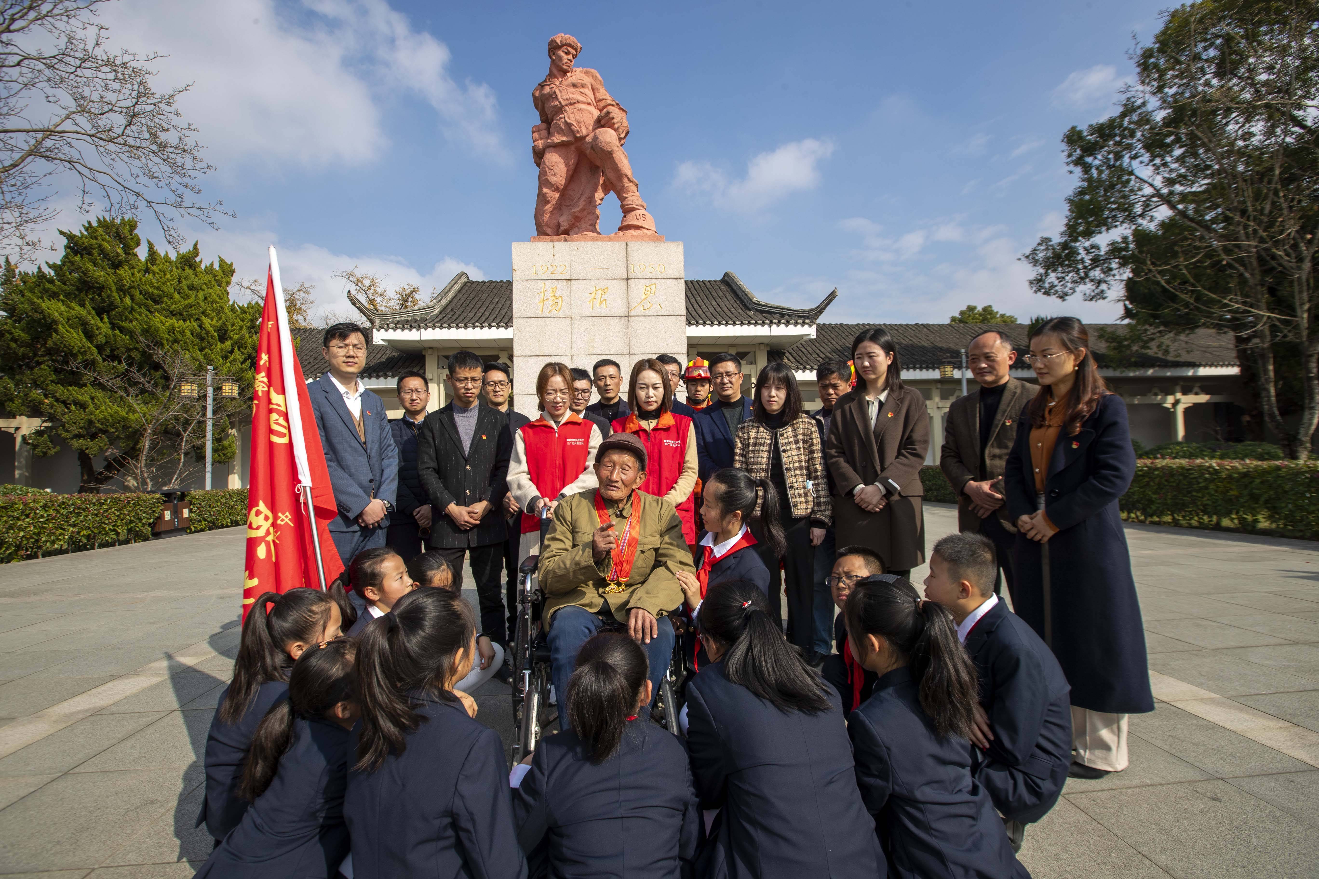 2021年11月29日,在江苏泰州泰兴市杨根思烈士陵园,抗美援朝老兵史圣林