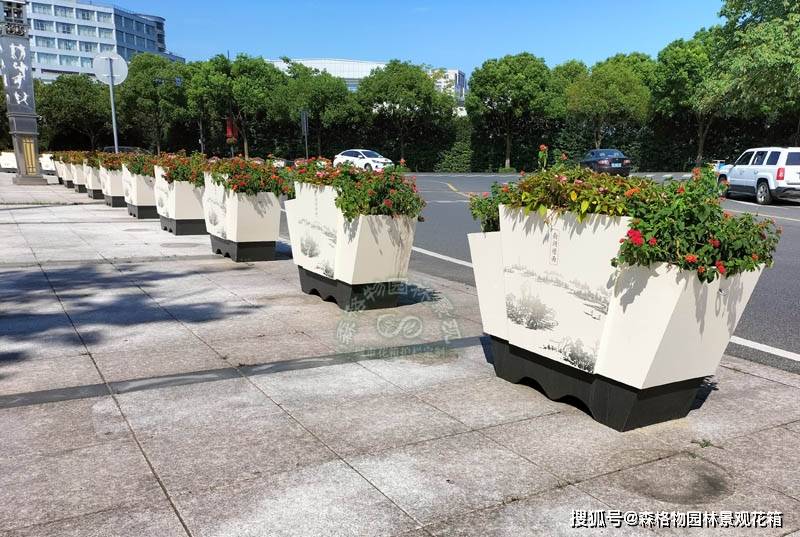 大型户外广场上如何正确摆放花箱