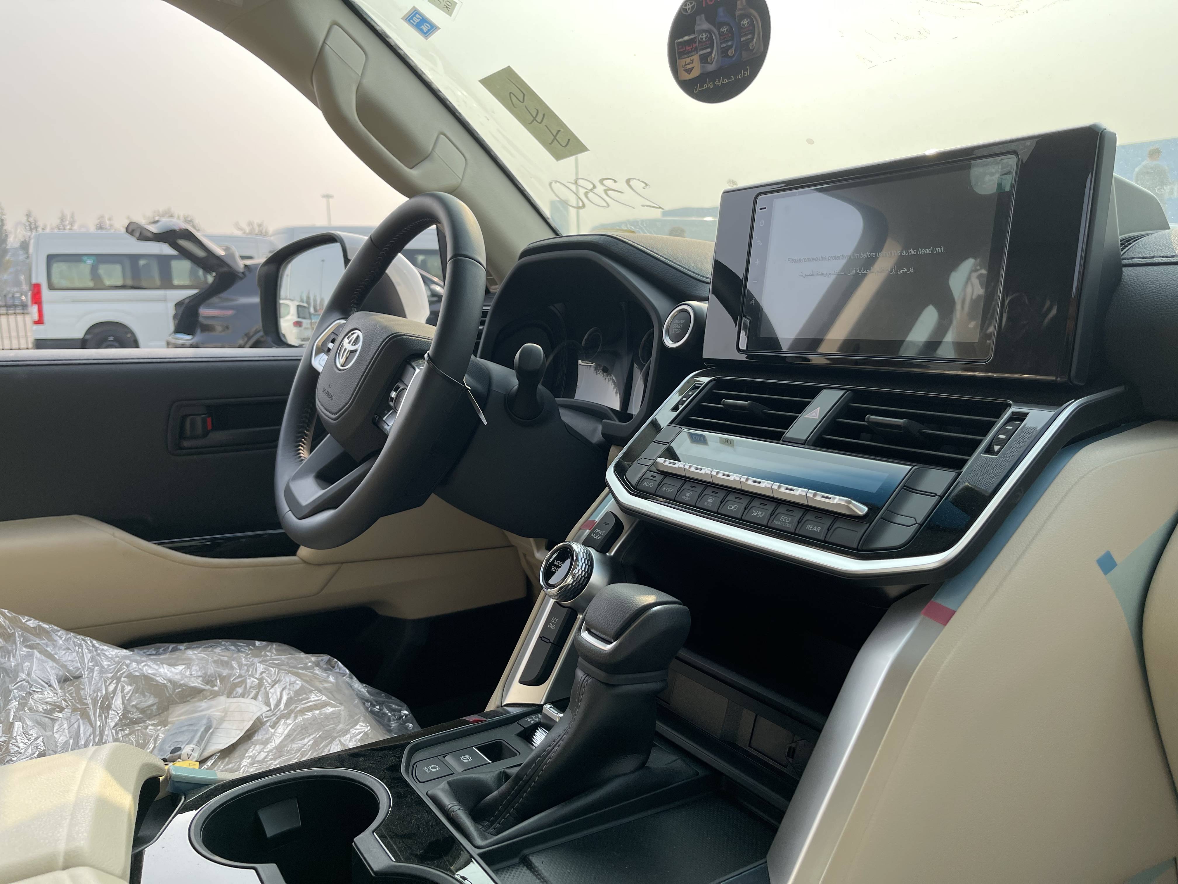 22款兰德酷路泽抛弃了原先简陋不堪的内饰设计,向中大型豪华suv领域