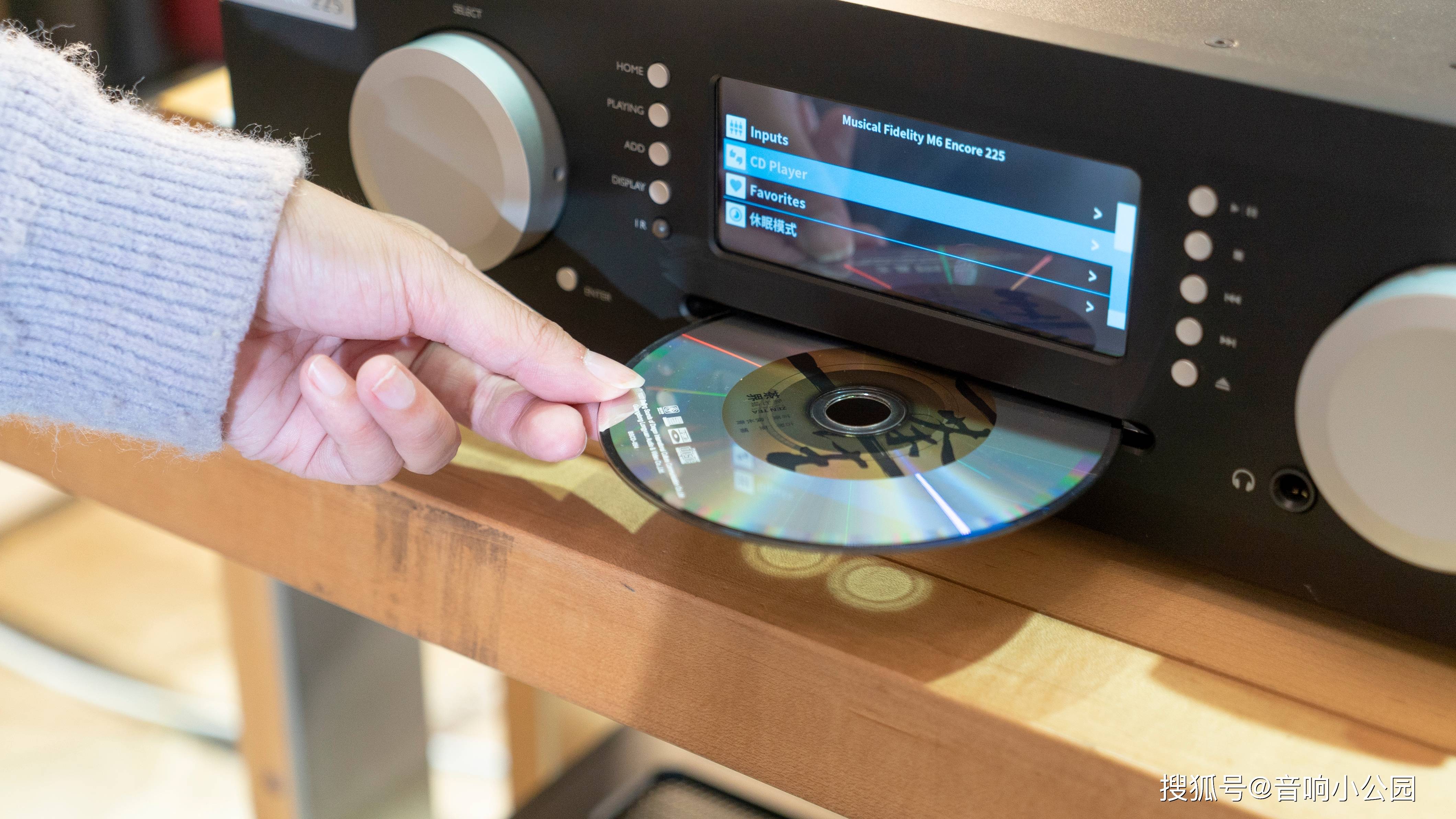 是返回键,用回车键菜单一级一级的选进去,选到曲目,再按一下,就播放了