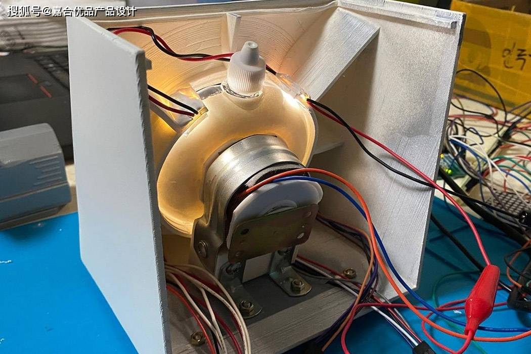 小巧蓝牙音箱设计让你体验新奇好玩的铁磁流体声音反应可视化