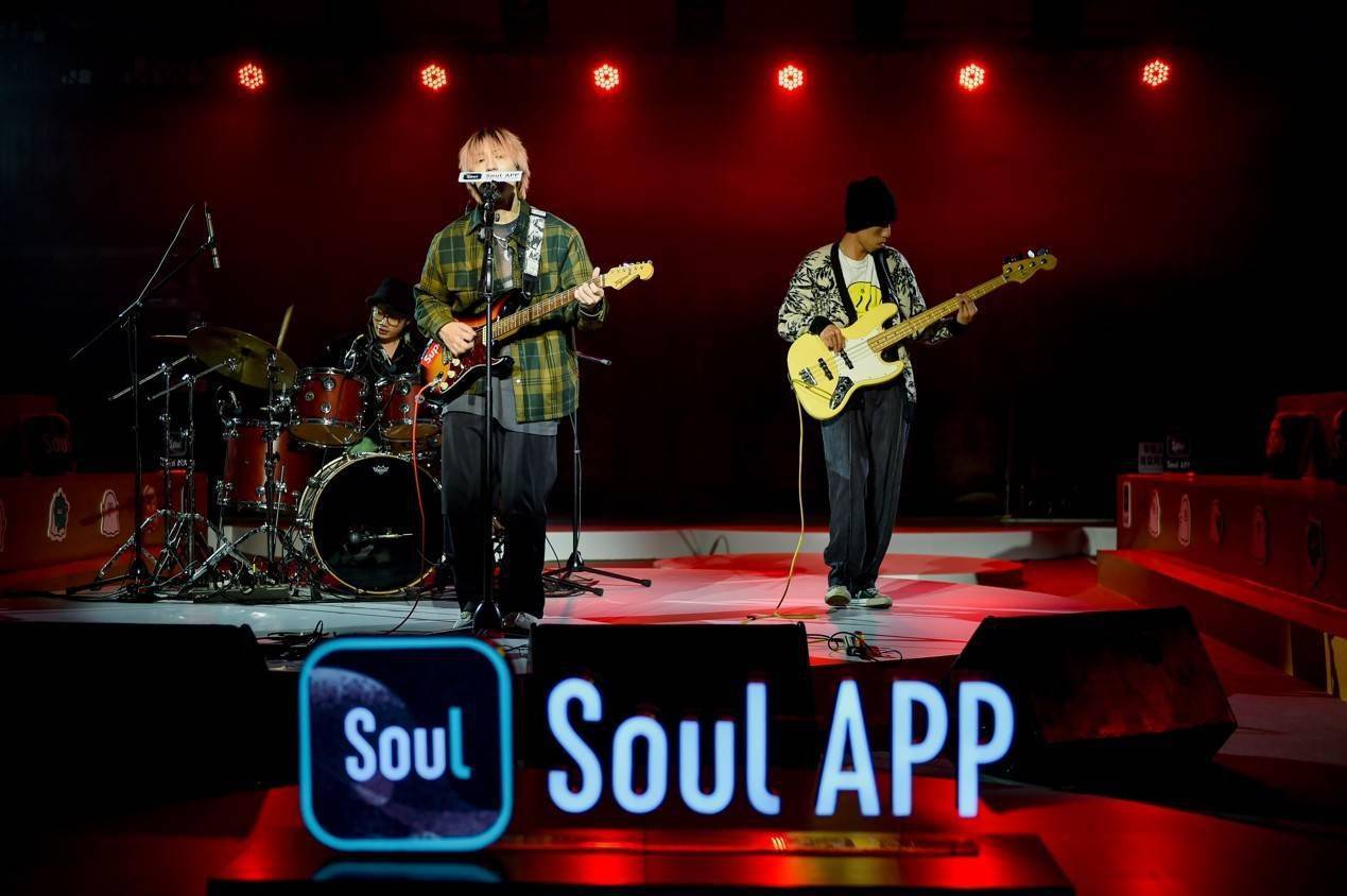 ssr双面镜乐队表演