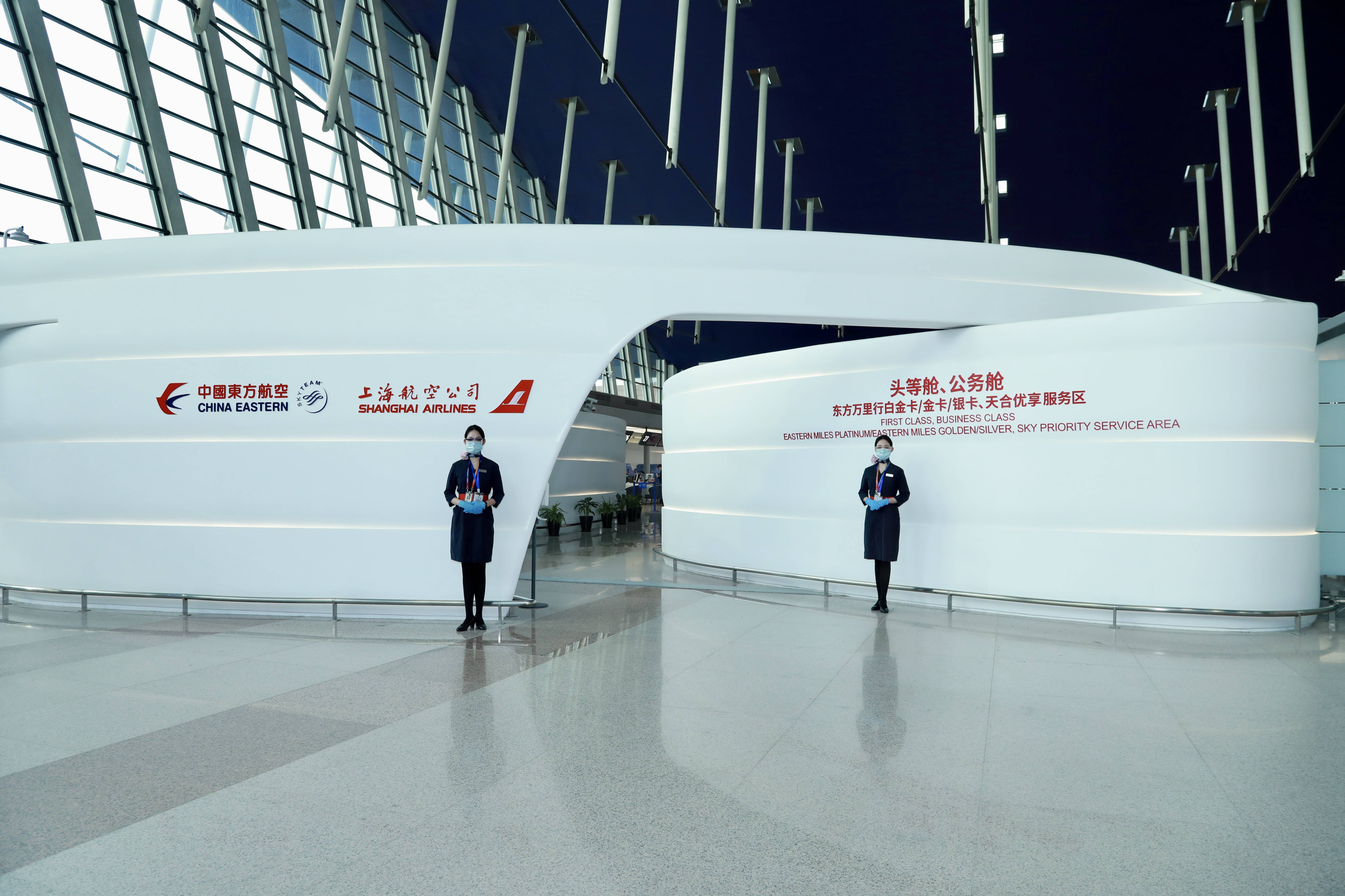 中国东航在上海浦东机场新开M岛高端值机区提供“一站式服务”