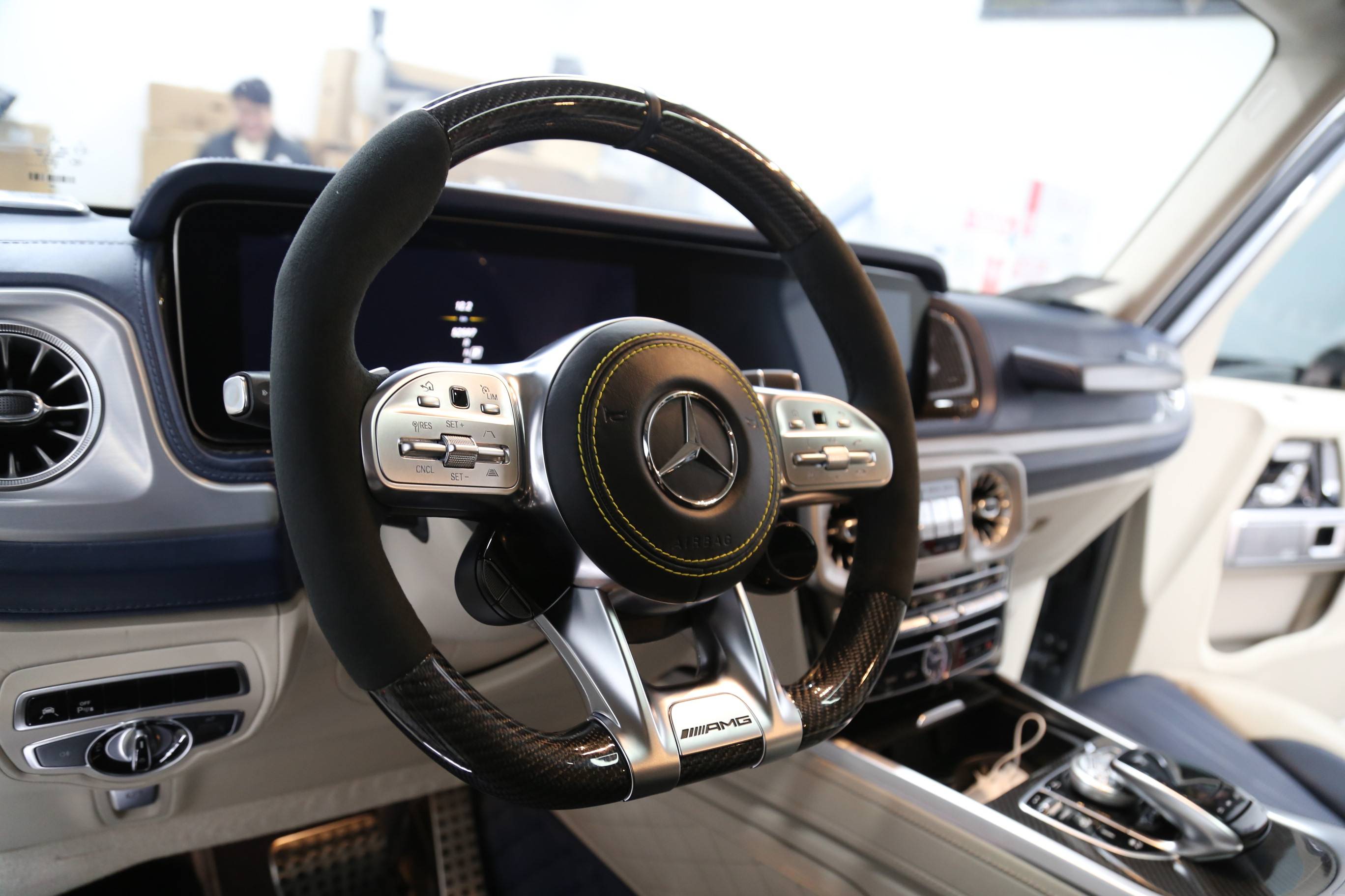 奔驰g500升级天蝎排气 红色安全带 碳纤维内饰 方向盘amg模块 发光出