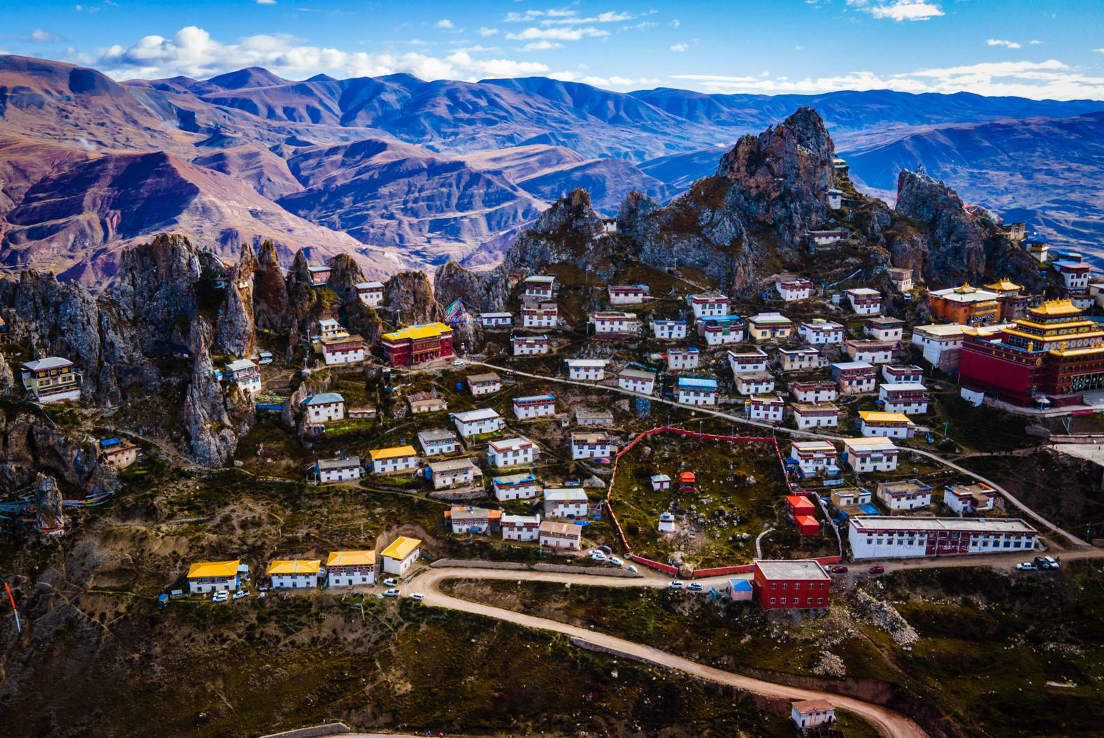 西藏最科幻的山：海拔高，山势峭，禅房挂山腰_孜珠_丁青_山峰