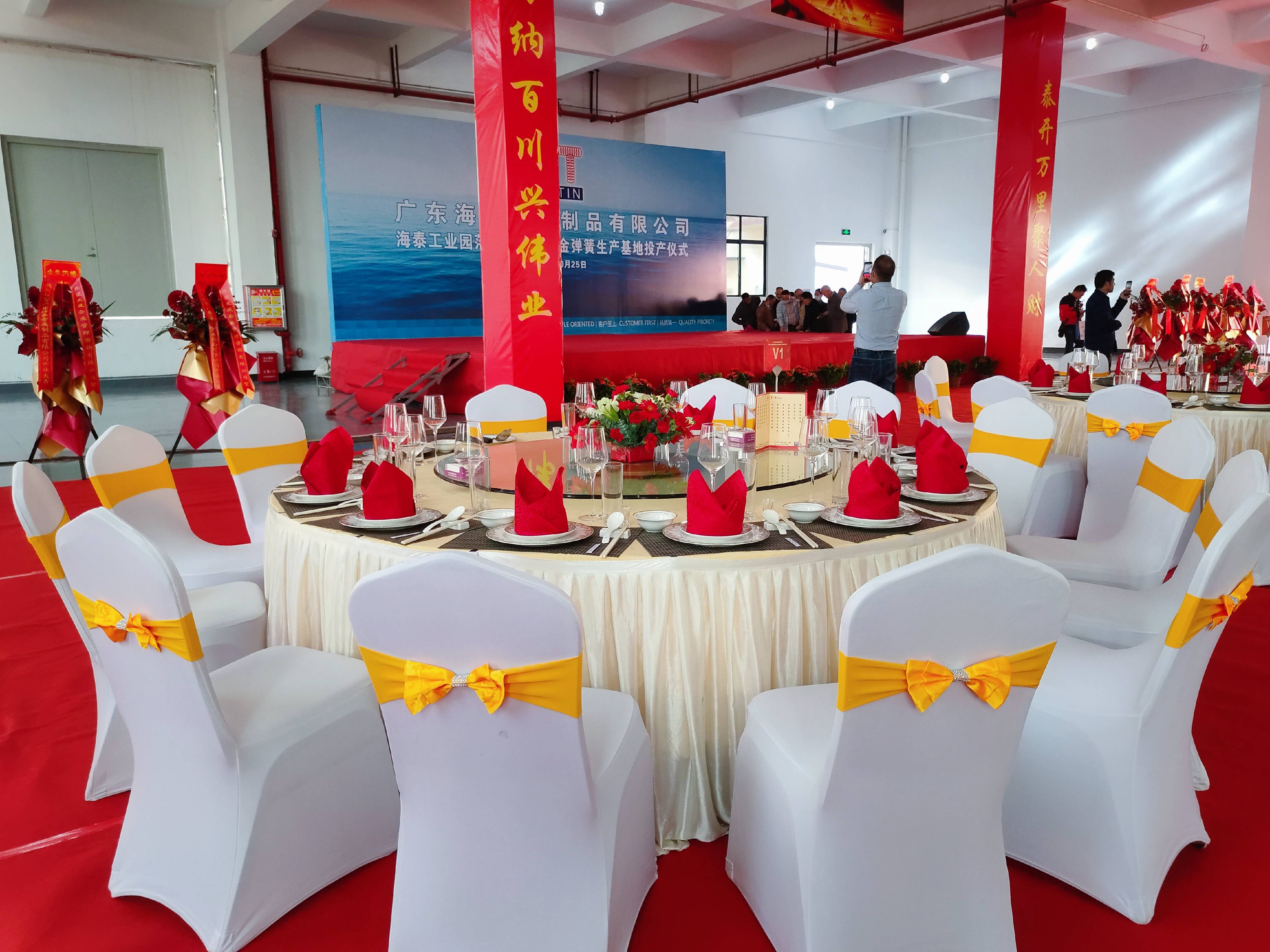 在接到工业园负责人谢总的中式围餐定制需求后,广东