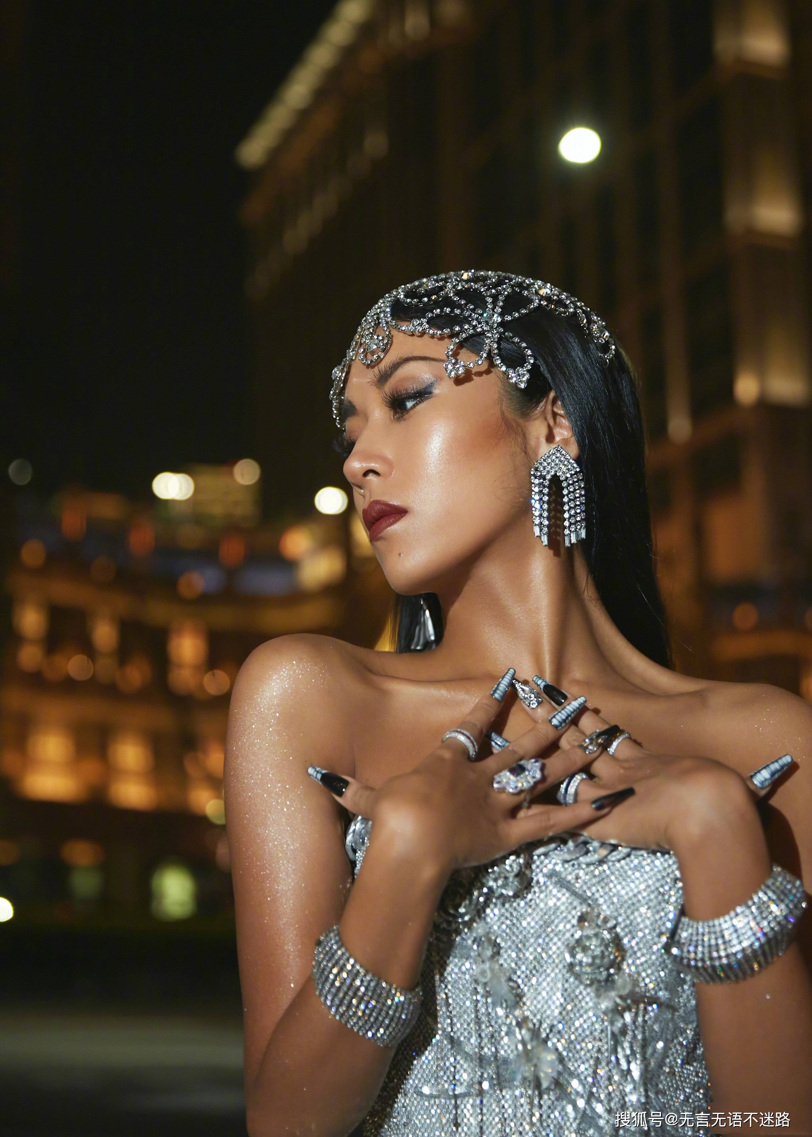 吉克隽逸穿了10公斤的裙子唱跳,作为歌手只想呈现一