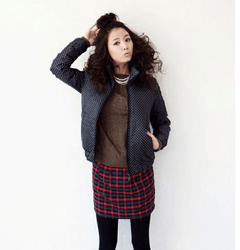 颜色 配上红黑格纹迷你褶皱短裙,绝佳的颜色组合巩固团体制型的质感