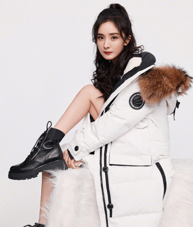 风衣 常呈现的息闲款风衣，搭配一件遍及的T恤，自然而然的流暴露简约风雅气质