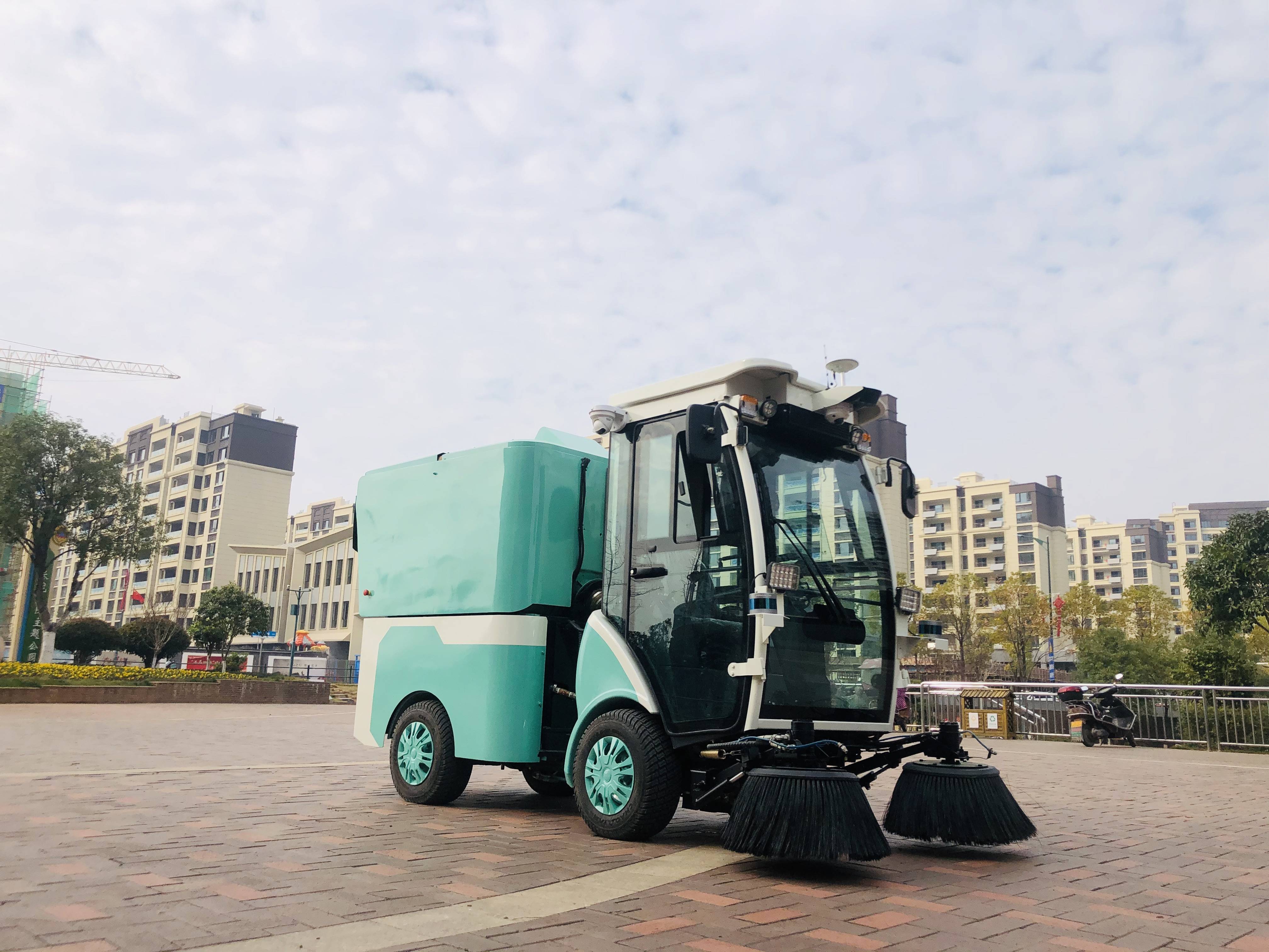 引领环卫科技全国首款线控底盘无人驾驶清扫车闪亮登场