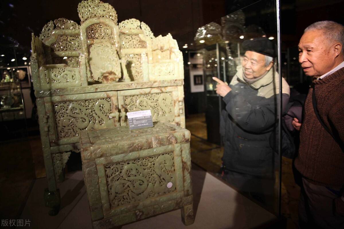 中国古玩鉴宝界15年来至少发生29起丑闻请问还有多少层裤衩可以扒