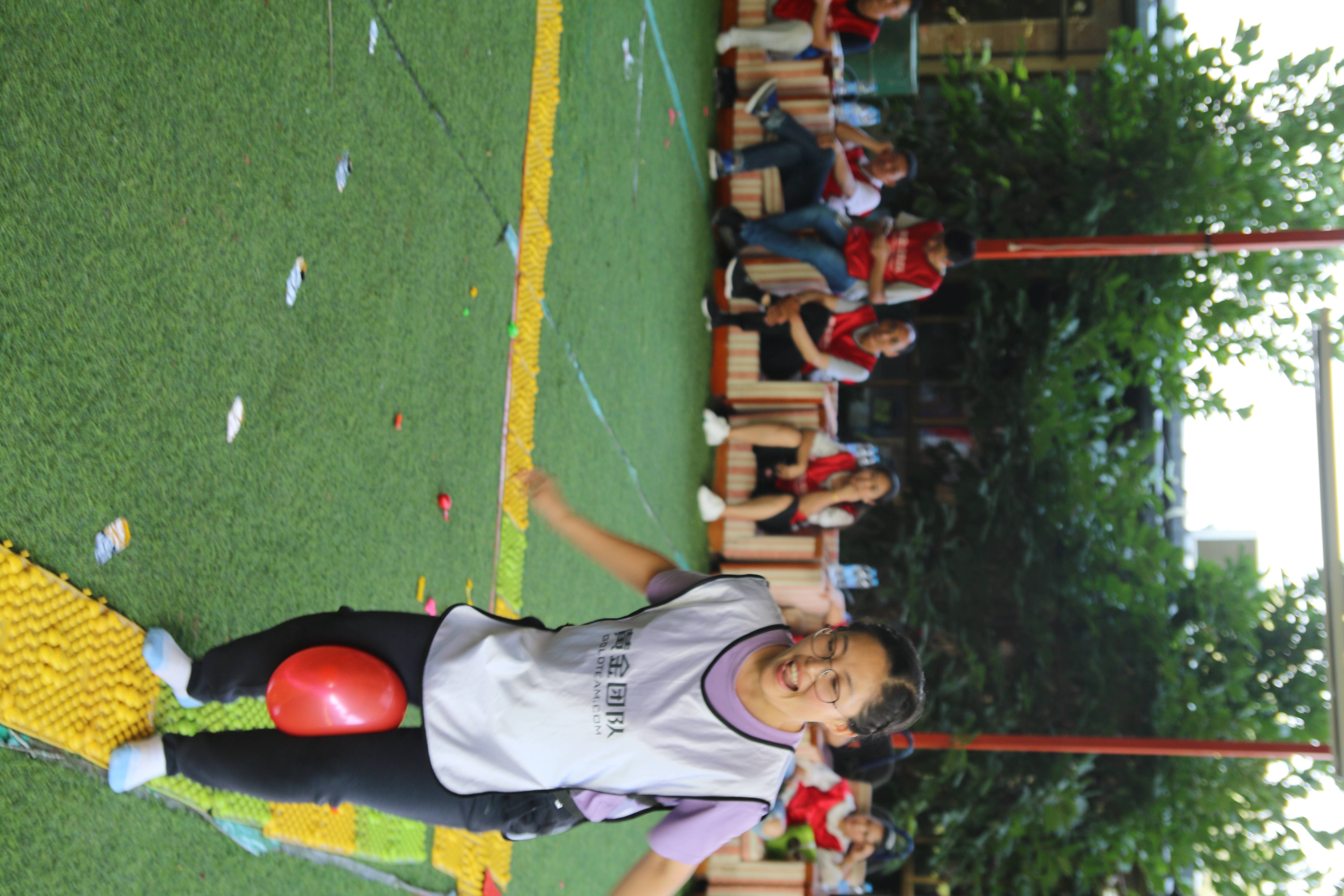 拓展团建活动之指压板夹球跳