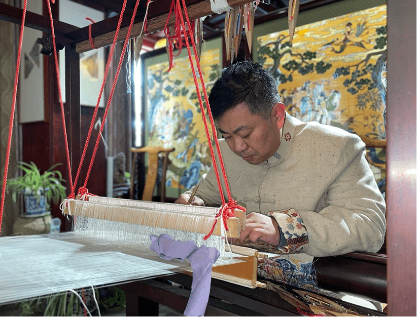 潜心缂丝织造30年他在抖音电商直播间织丝获赞百万