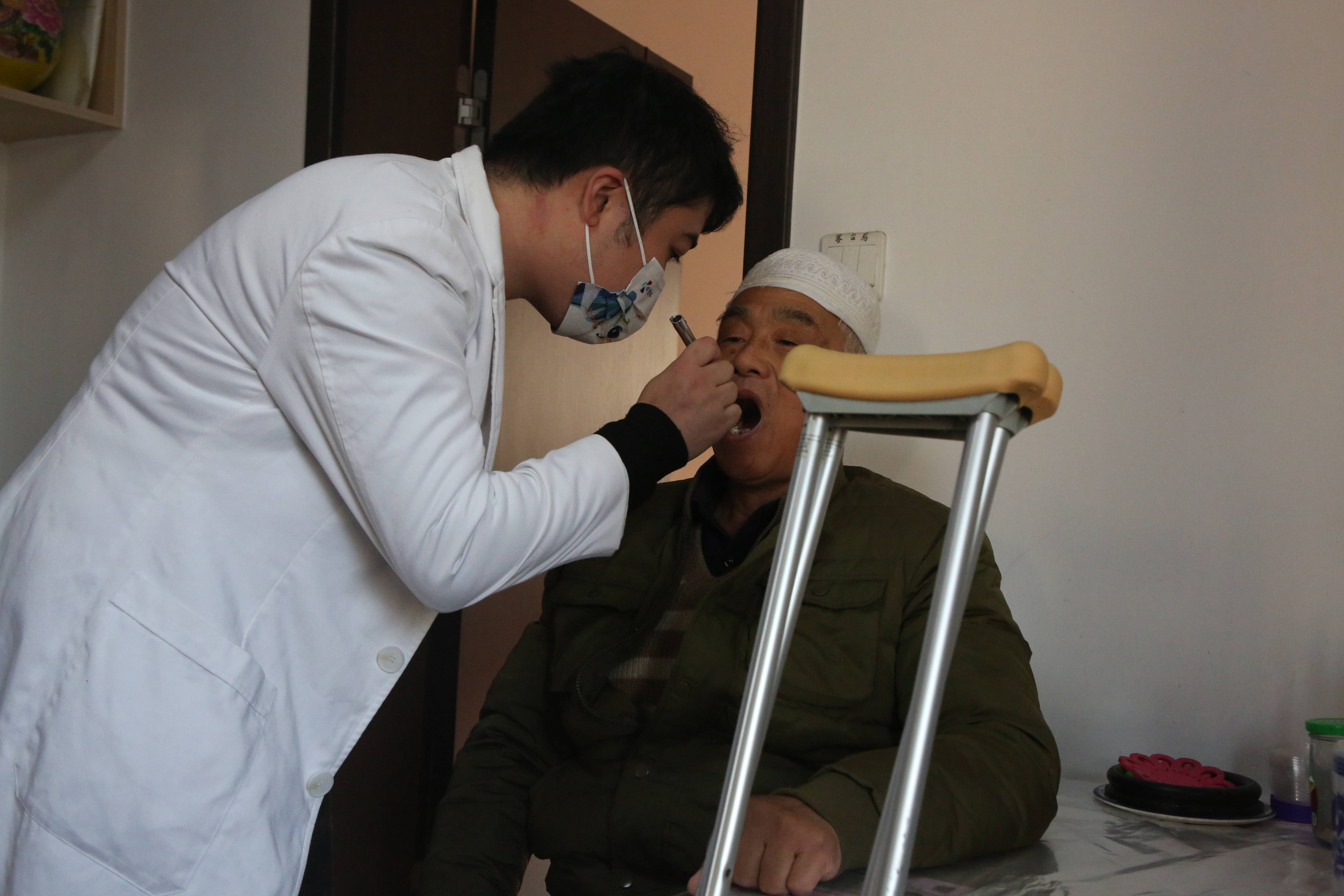 义诊送温暖 慰问暖人心—— 南京润玺口腔开展年终慰问暖冬行动!