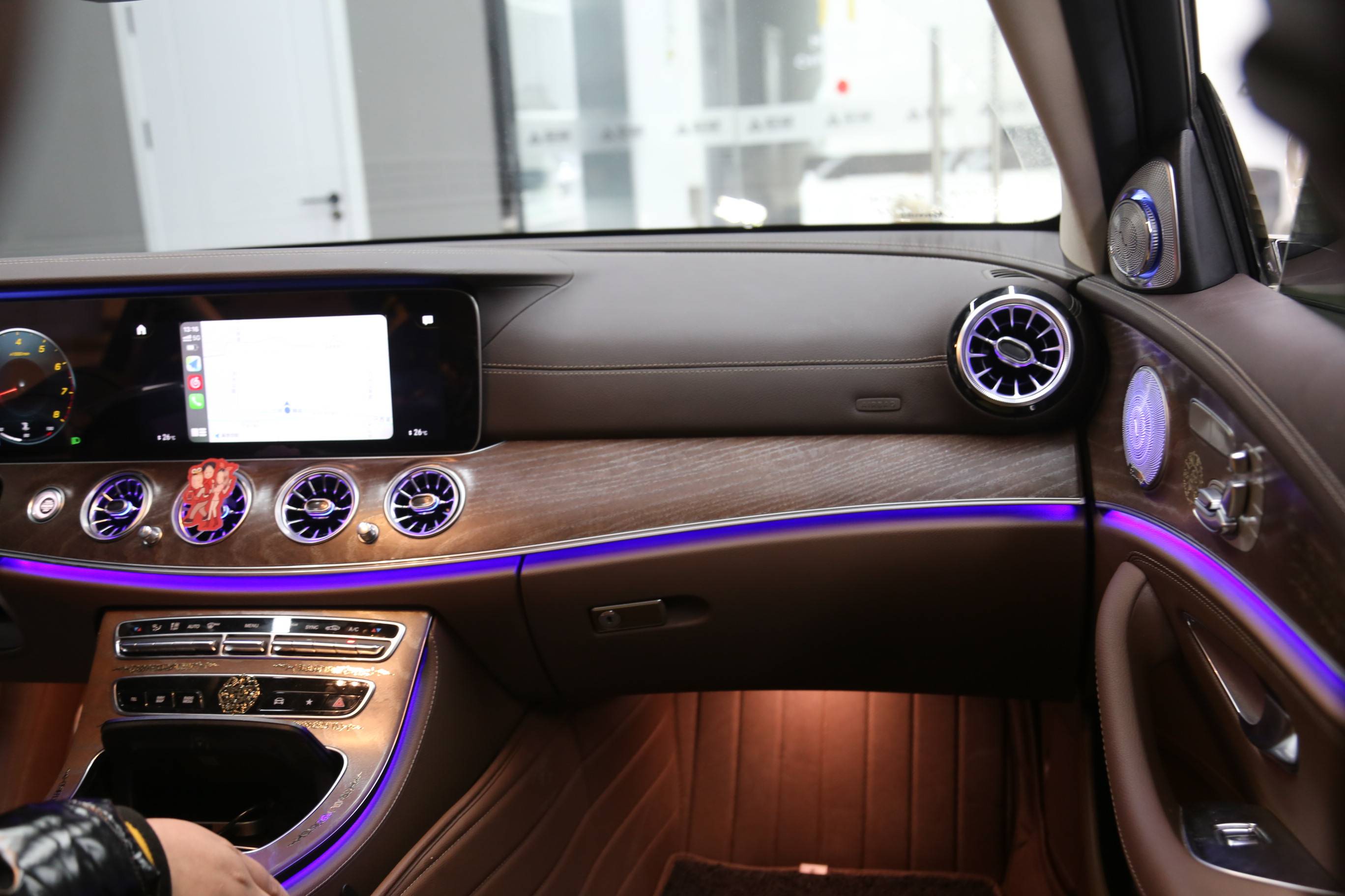 奔驰e济南欧瑟升级旋转高音发光涡轮出风口发光盖板香氛负离子