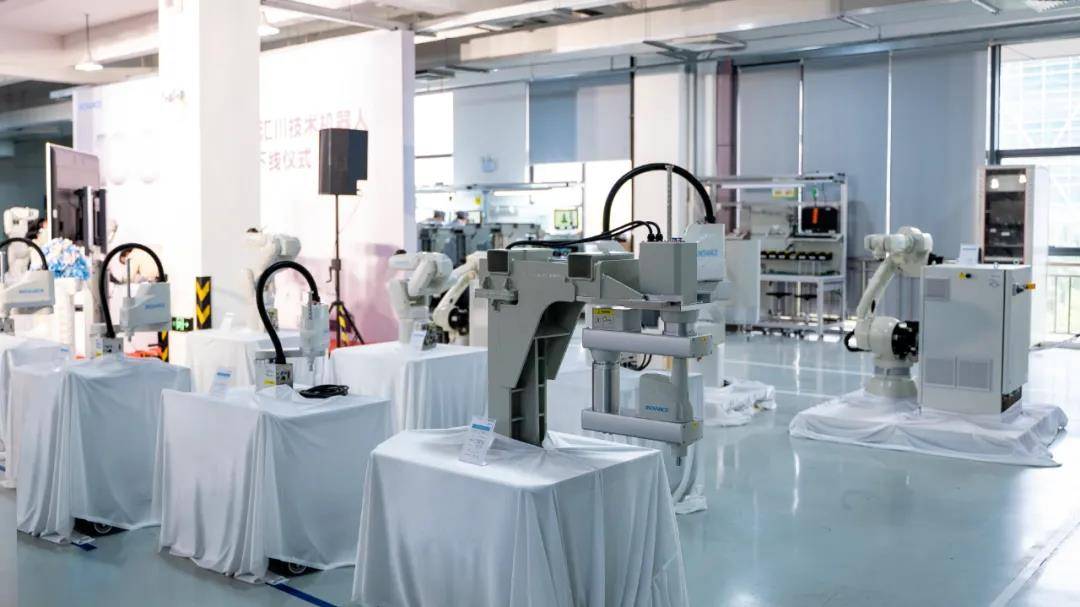 机器人领域,其机器人自研自制的成果已经覆盖从关键零部件,至scara,六