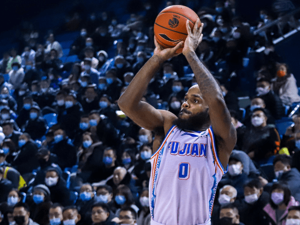 上海|90分21板24助！王哲林走后他成老大了 2戰詮釋核心定義！