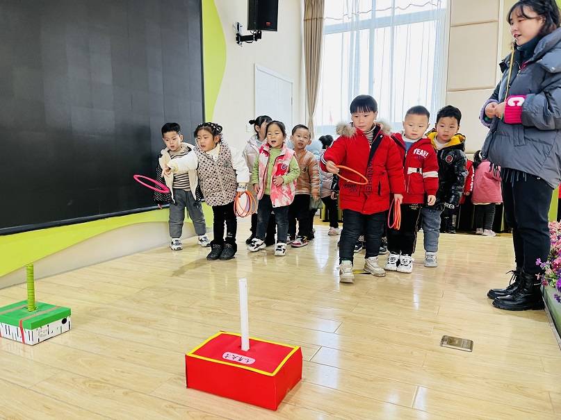 中班組幼兒進行套圈遊戲中班組幼兒進行吹乒乓球比賽中班組幼兒進行