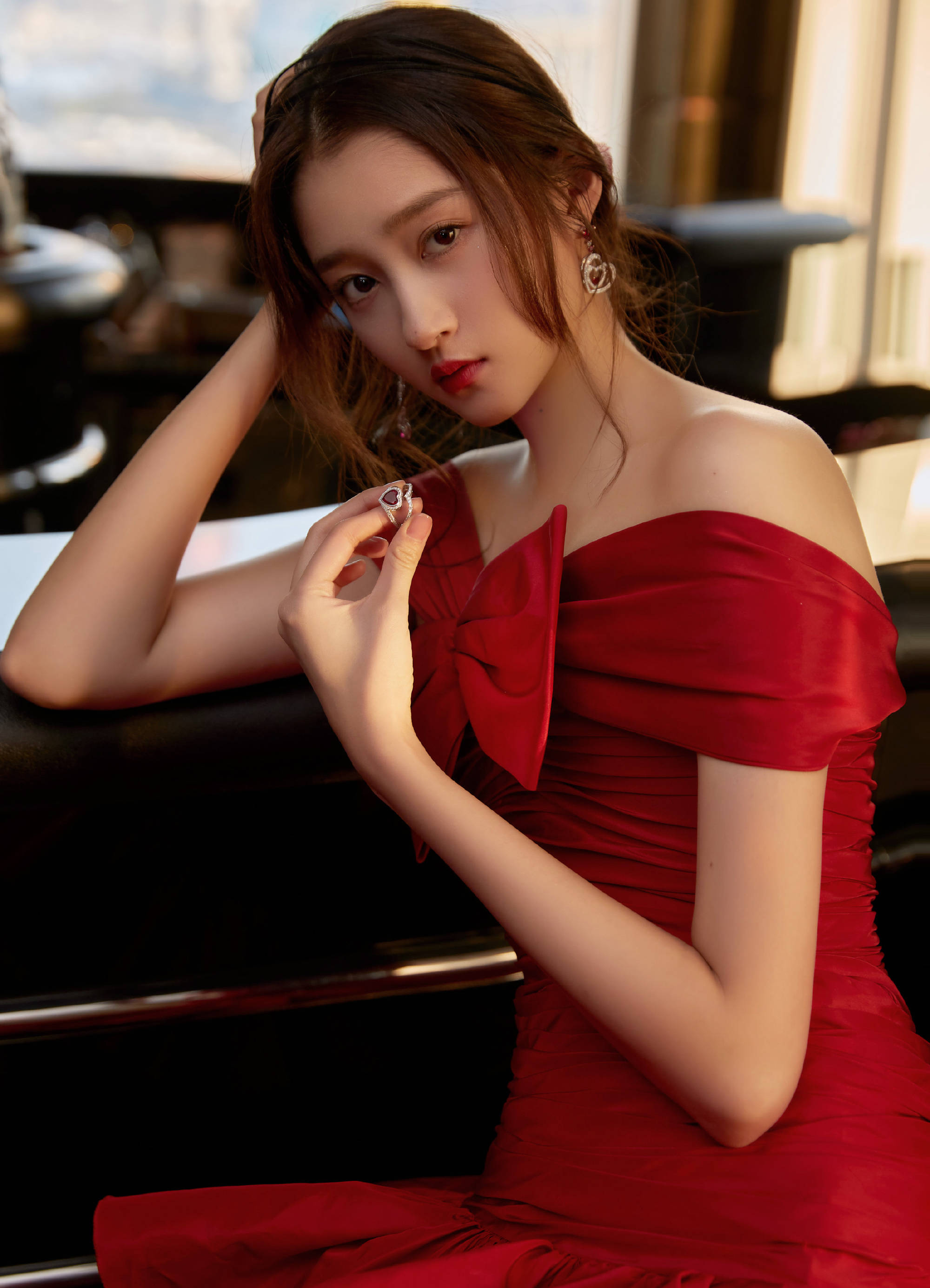 关晓彤红玫瑰新年氛围大片长腿吸睛美艳又热烈