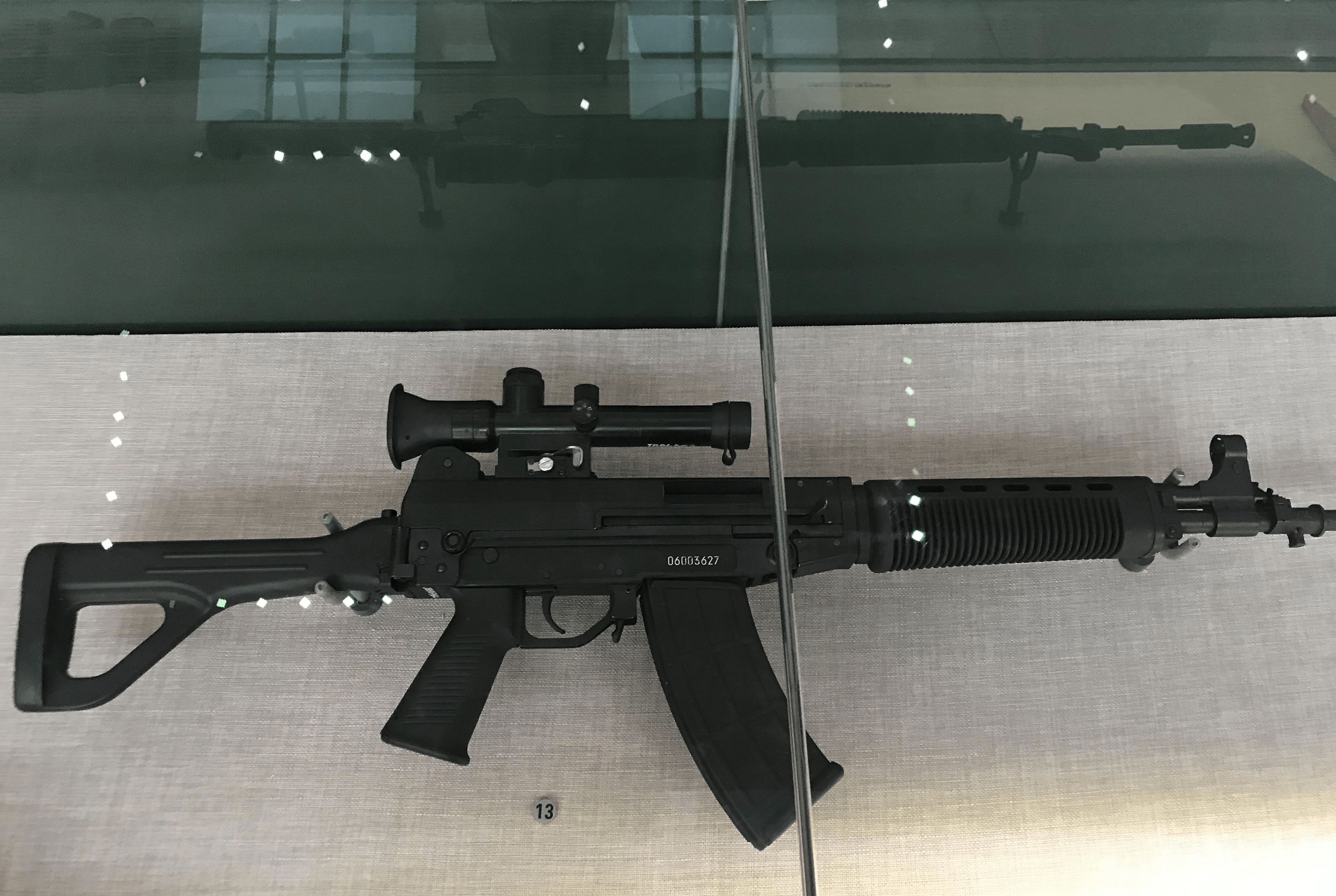军博物馆实拍国产九五式枪族系列 06式手枪 短突击步枪 通用 轻武器