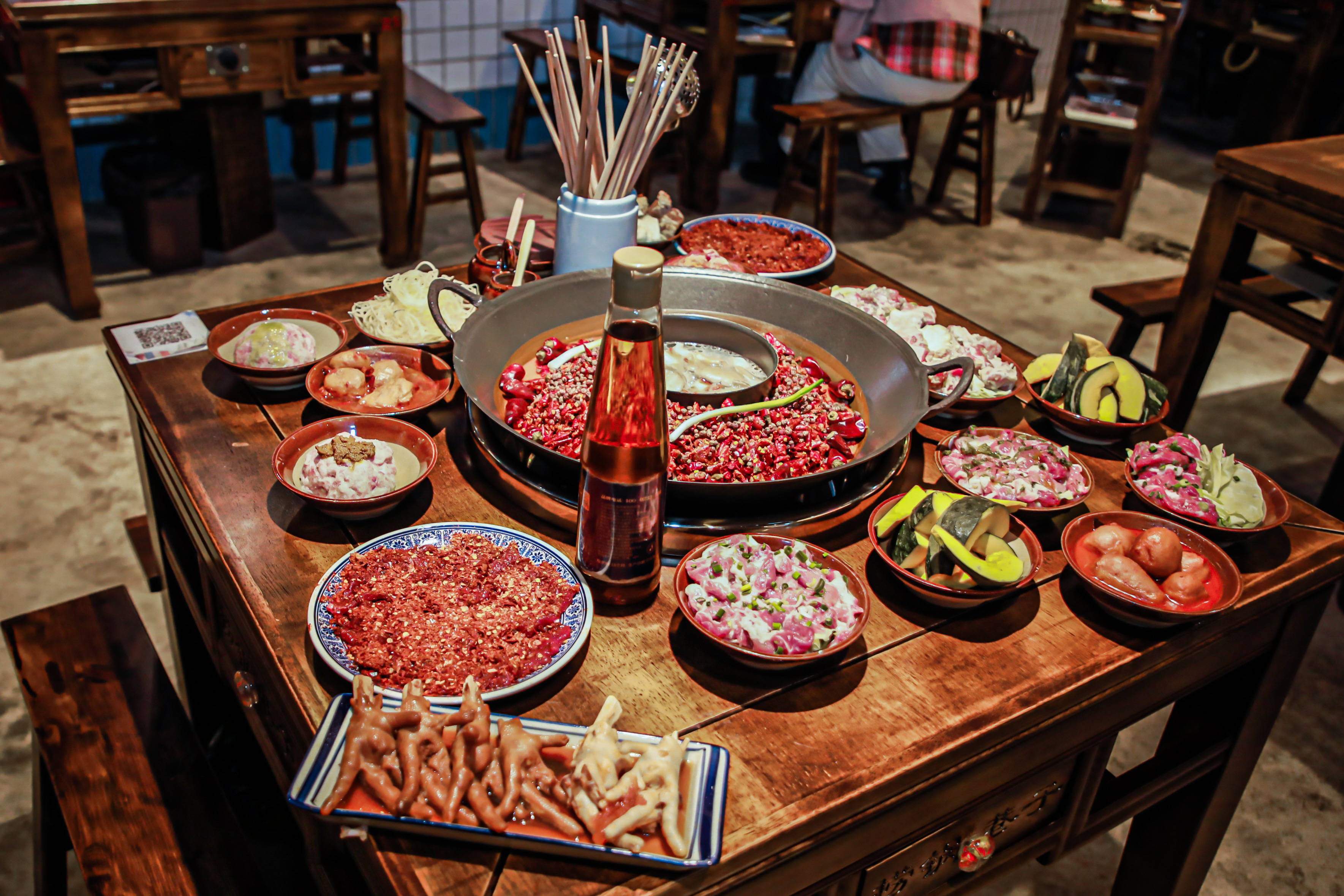 土灶土碗条凳瓷砖 捞锅巷子还原90年代的传统重庆老火锅_凤爪_系列